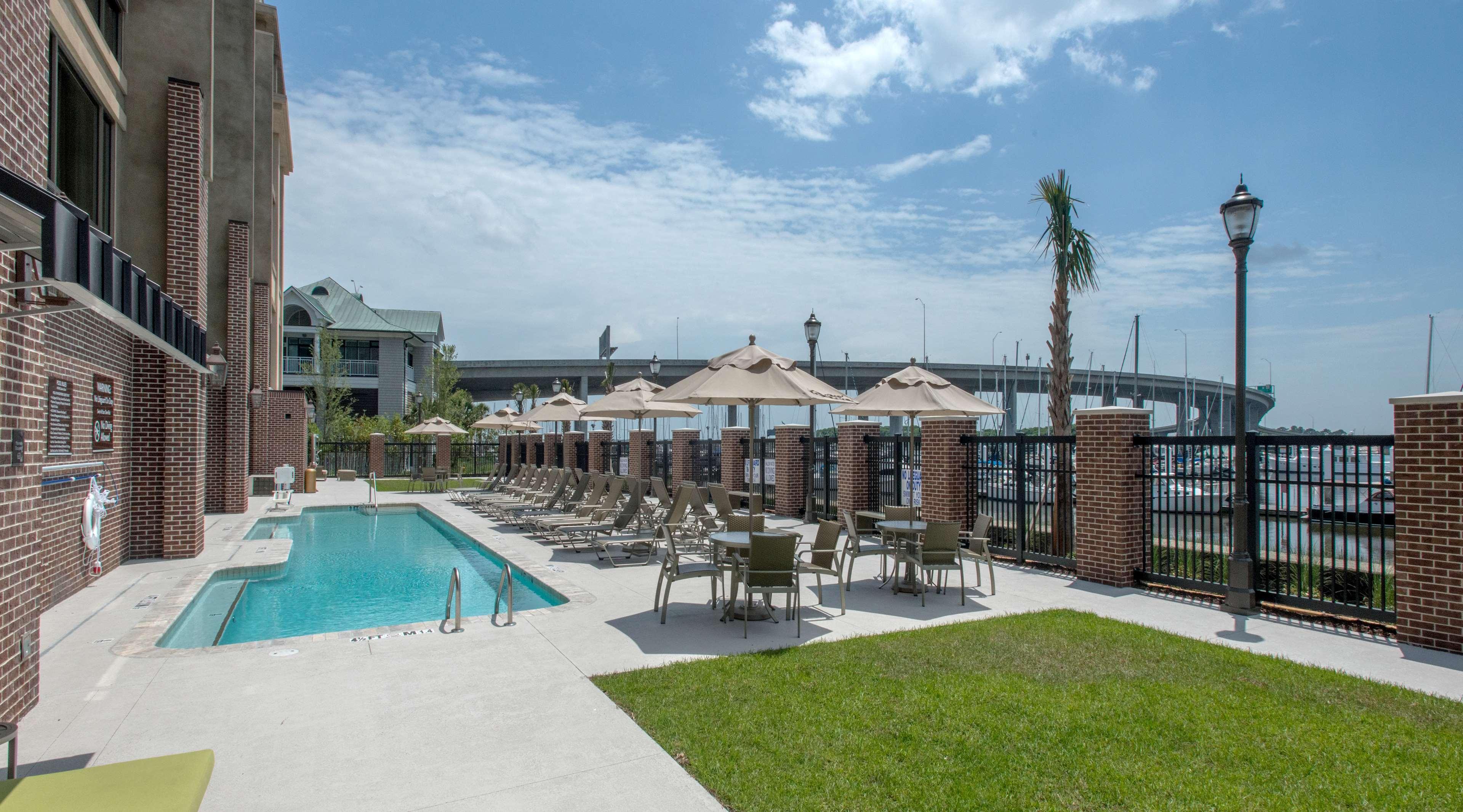 Hilton Garden Inn Charleston Waterfront/Downtown Bagian luar foto